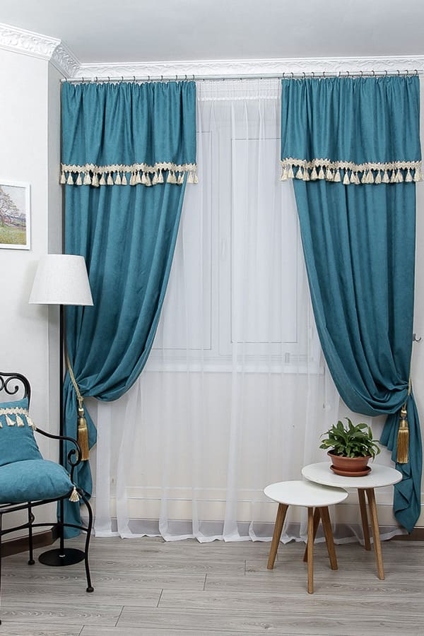 Elegantné závesy v tyrkysovej farbe s dekoratívnymi strapkami